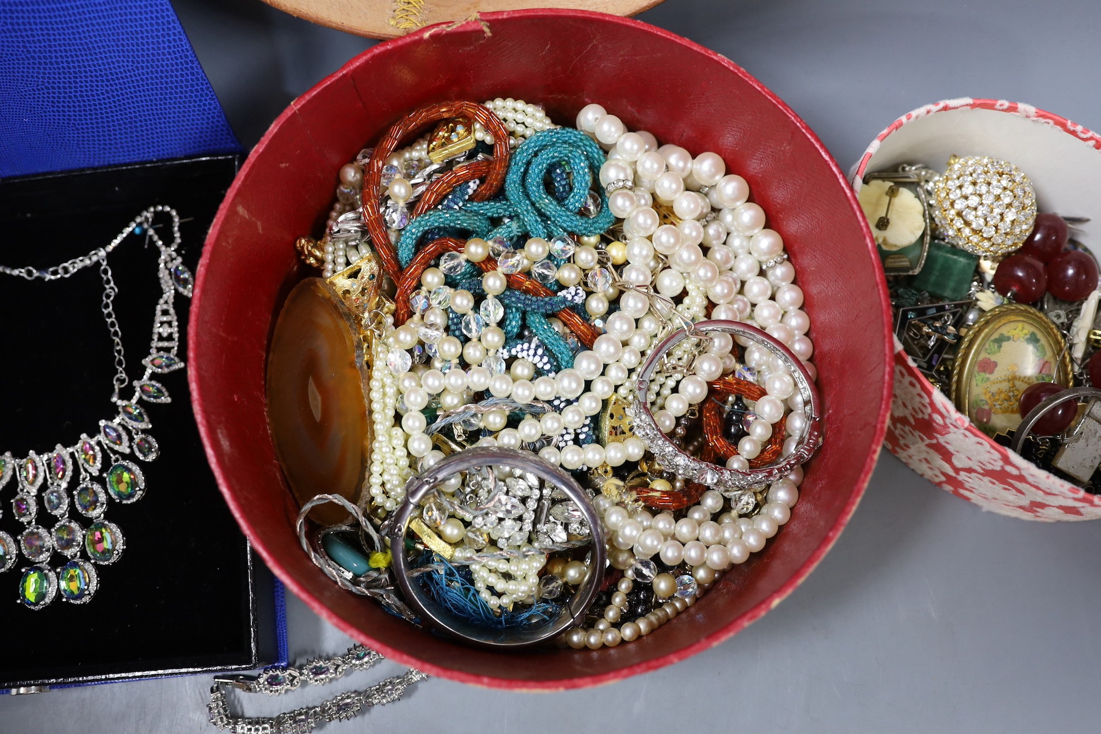 A quantity of assorted costume jewellery, including necklaces , bracelets, etc.